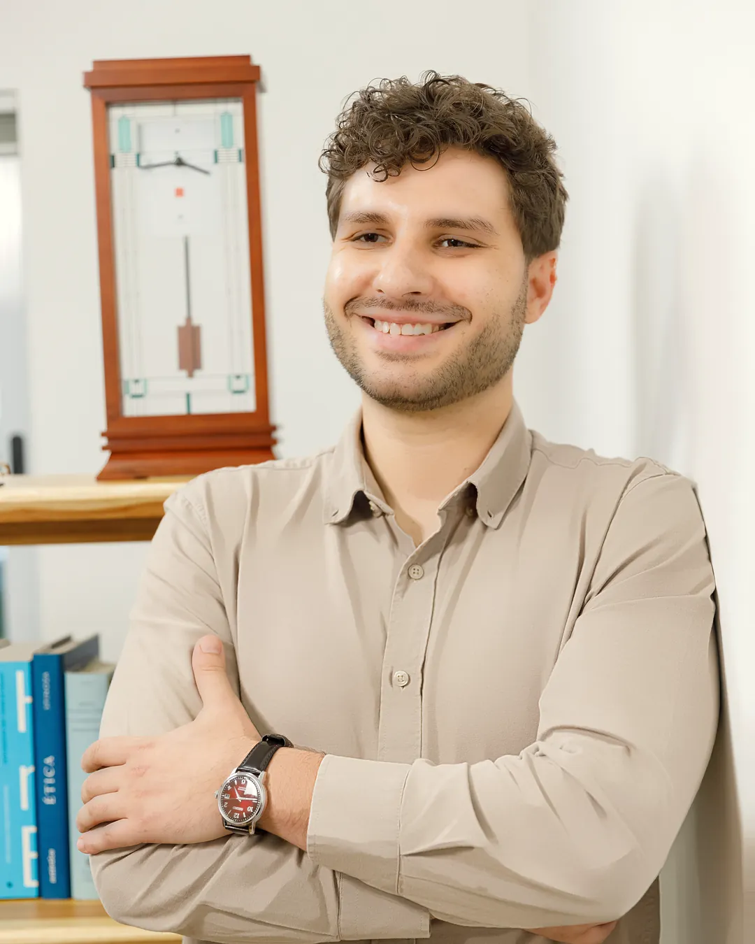 Dr. Lutero Cassol, médico psiquiatra, sorrindo no consultório